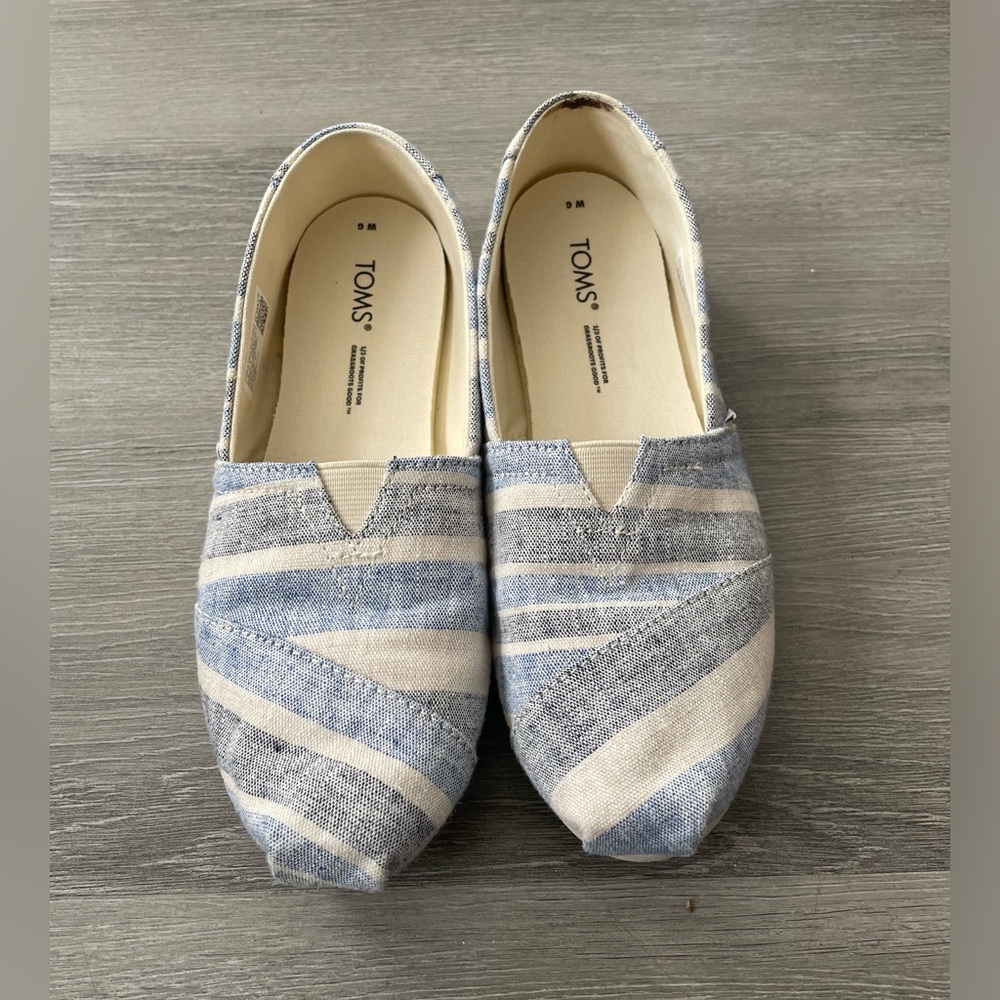 TOMS Slip-on shoes Size W6
